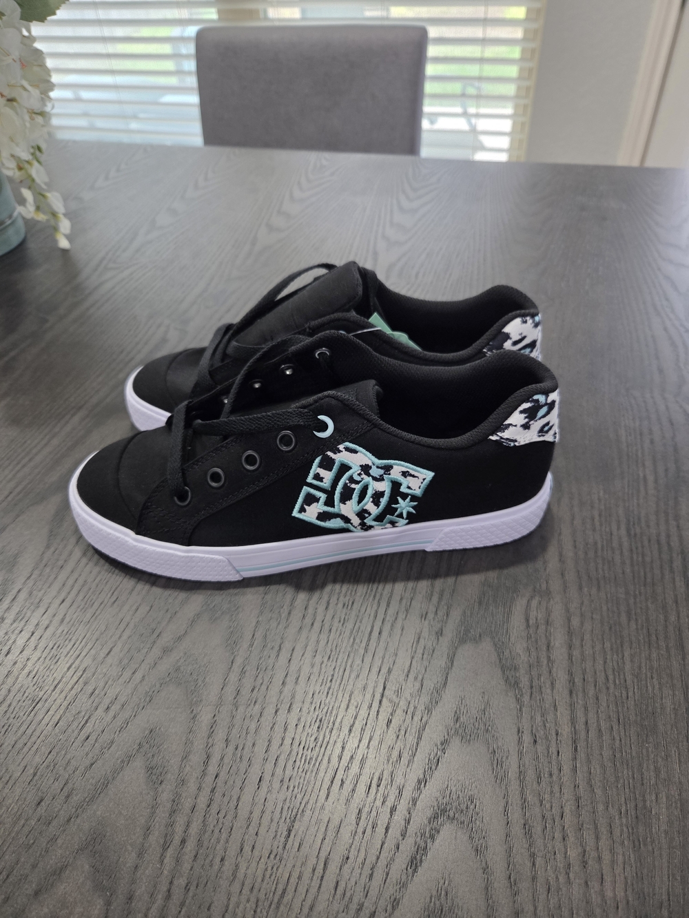 DC Womens' Chelsea Black & Teal Low-Top Shoes
